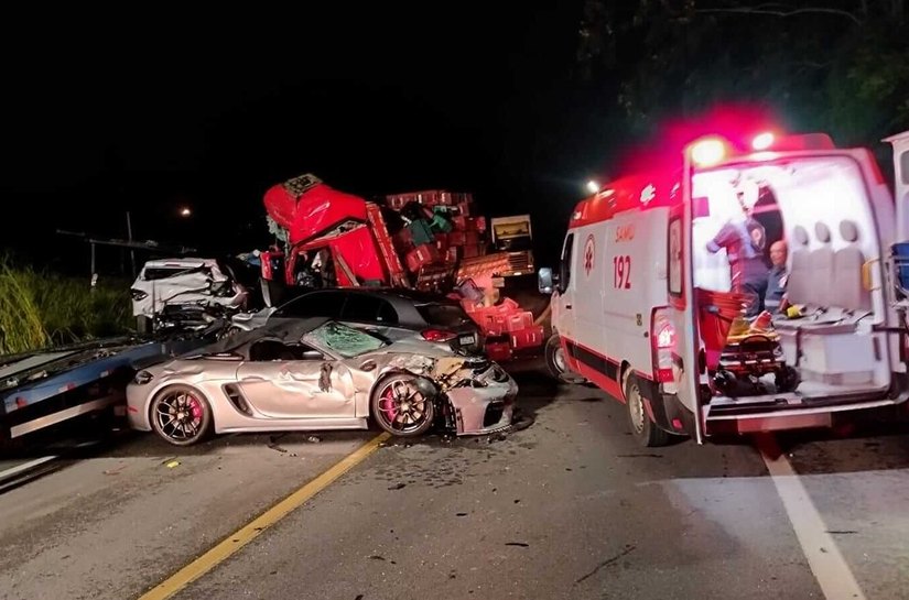 Colisão entre caminhão e guincho com carros de luxo deixa um morto na BR-101, em Alagoas