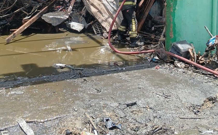 Incêndio de médias proporções atinge estabelecimento de sucata em Arapiraca