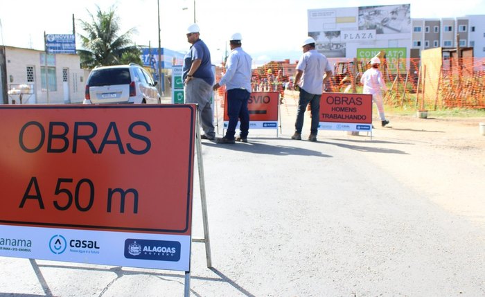 Casal e Sanama interditam Avenida Durval de Góes Monteiro