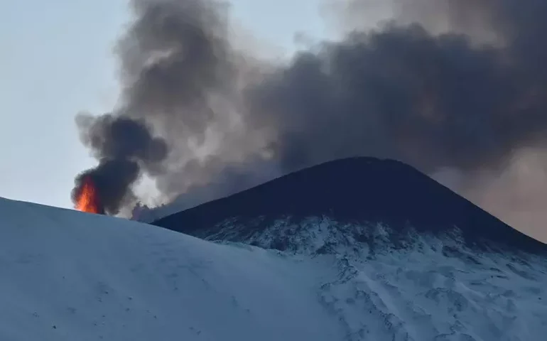 Vídeo mostra momento exato de erupção no Etna, no sul da Itália