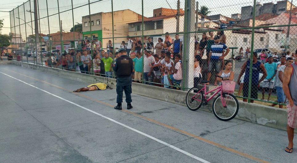 Jovem é morto a tiros enquanto jogava bola em praça do bairro 18 do Forte   / Foto: 0000000