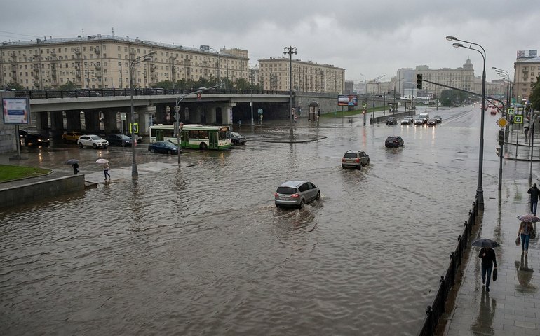 Chuvas recordes alagam Moscou e paralisam pontos da capital russa