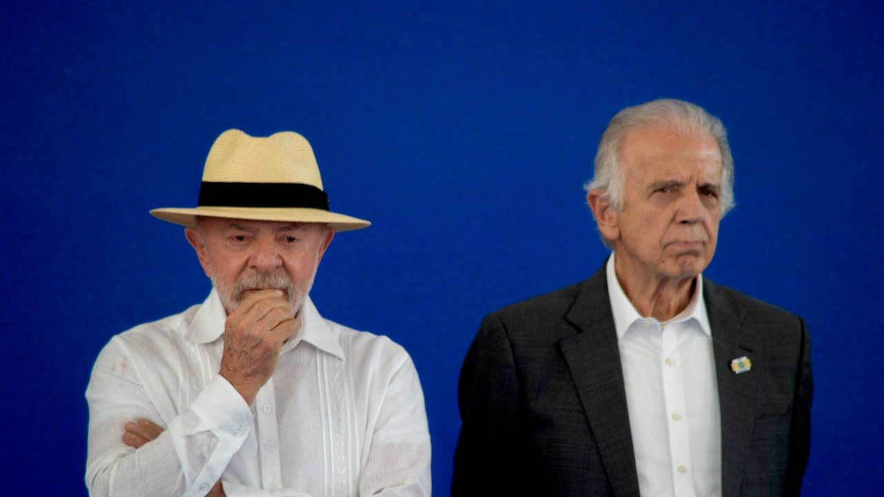 Lula promete recursos para submarino nuclear e alerta para fuga de cérebros no Brasil