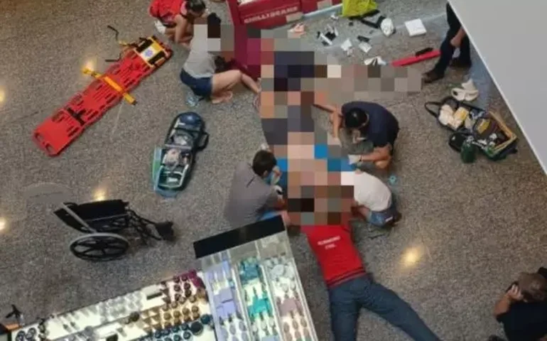 Estudante se joga do 12º andar do shopping e acerta pedestre na queda; as duas morrem