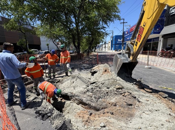 Obra de recuperação de drenagem interdita via no Poço