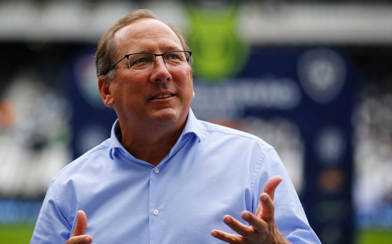 John Textor se aproxima de vender sua parte de time do Campeonato Inglês por R$ 1,1 bilhão