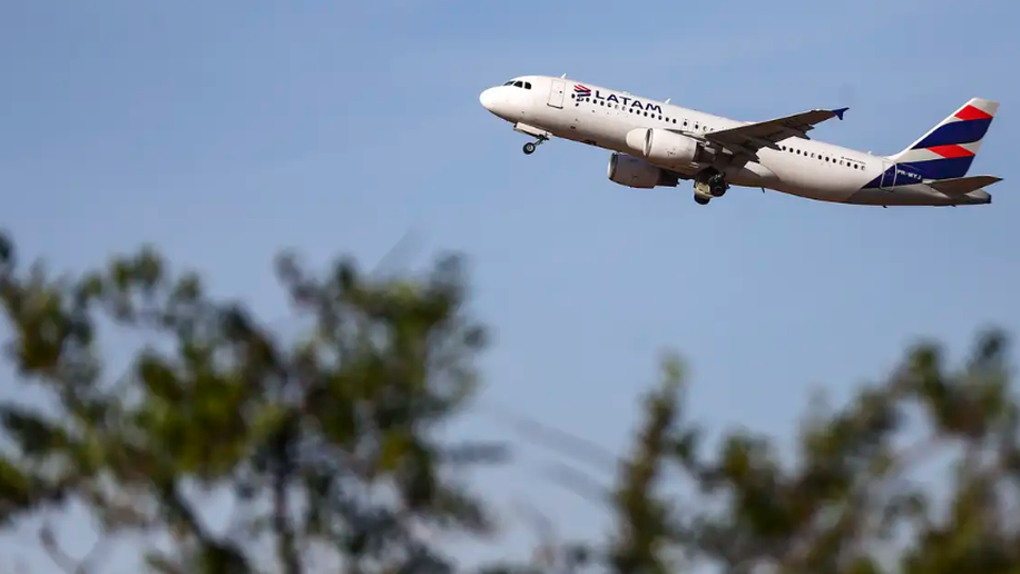 Latam anuncia compra de 24 aviões da Embraer