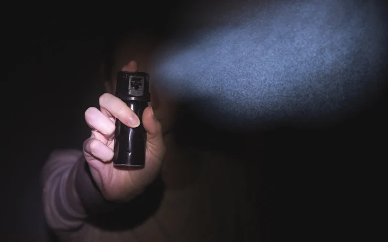 Spray de pimenta e armas de choque para mulheres ganham força, mas expõem impasse