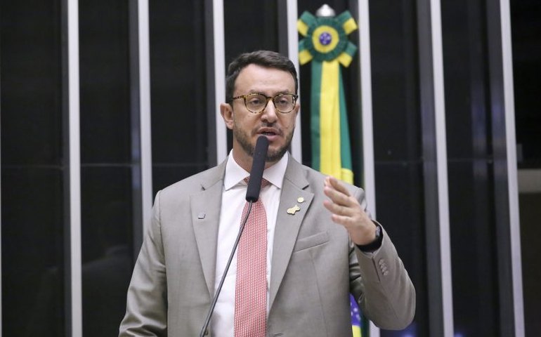 Comissão aprova regras para serviços de cuidadores e passeadores de cães