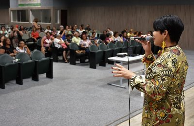 Tratamento humanizado: Caps em Maceió reinsere usuária por meio da música