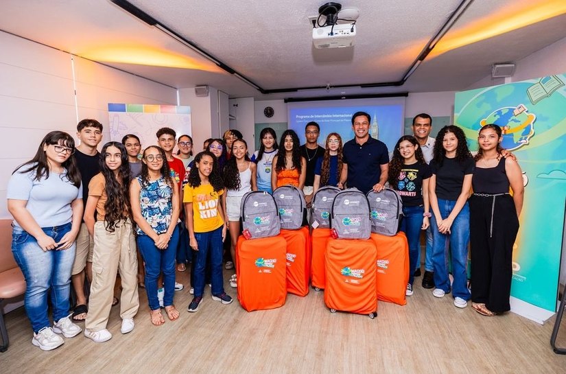 Prefeito Rodrigo Cunha entrega kits aos estudantes que embarcam para intercâmbio nesta sexta(17)