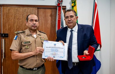 Advogado Adeilson Bezerra recebe Medalha Floriano Peixoto em homenagem da Polícia Militar de Alagoas