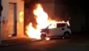 Carro pega fogo no meio da rua e fica totalmente destruído em Itabaiana; VÍDEO