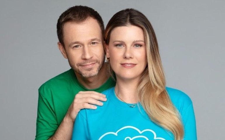 Ao lado de Tiago Leifert, Daiana Garbin atualiza estado de saúde da filha