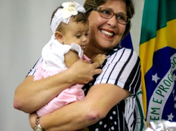 Vereadores homenageiam Célia pelo trabalho com a primeira infância