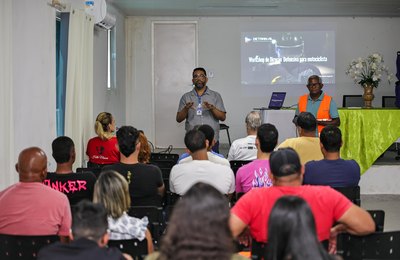 Detran/AL promove treinamento e entrega mochilas térmicas para motociclistas profissionais em Japaratinga