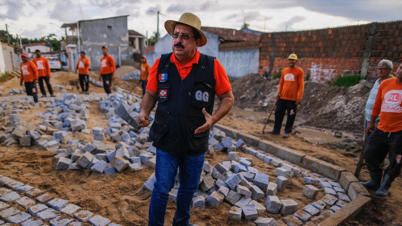 Prefeito Gilberto Gonçalves vistoria obras de drenagem e pavimentação na parte alta de Rio Largo