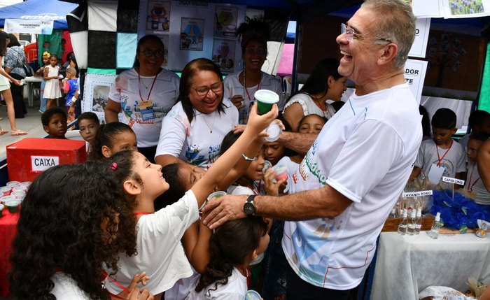 Prefeito George Clemente prestigia trabalho de estudantes