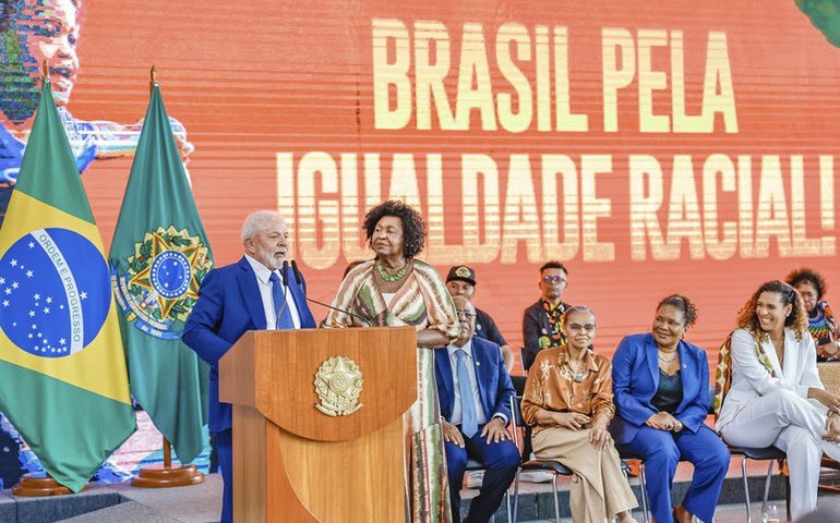 “Pagamento de uma dívida histórica”, diz Lula ao assinar medidas pela igualdade racial