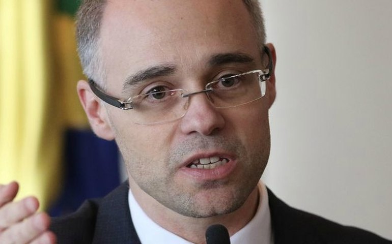 Sindicância investigará produção de dossiê sobre opositores, diz ministro