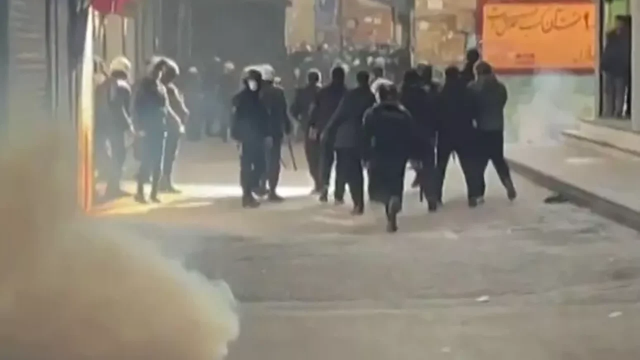 Presidente do Irã pede que forças de segurança não atirem em manifestantes