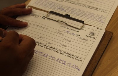 Instituição bancária é autuada por descumprir decreto municipal e Código de Defesa do Consumidor