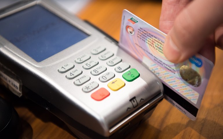 Com crise, juro do rotativo do cartão sobe 3,8 pp em março (326,4%/ano), diz BC