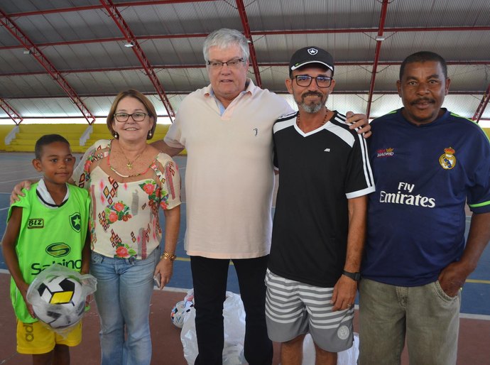 Cajueiro: prefeita entrega material esportivo a atletas mirins de futebol