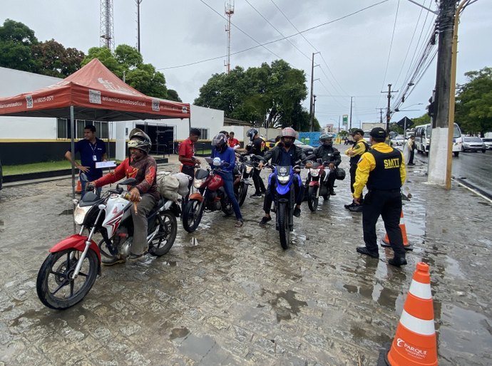DMTT realiza ação educativa com motociclistas no Maio Amarelo