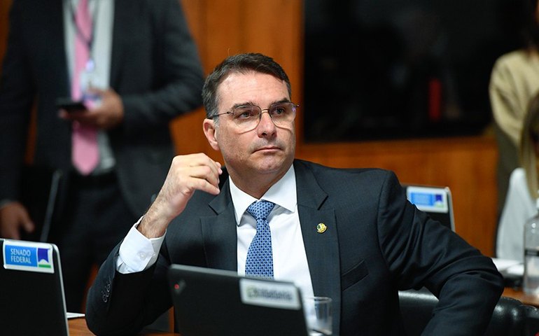 Flávio Bolsonaro participa de culto em Brasília após anunciar pré-candidatura