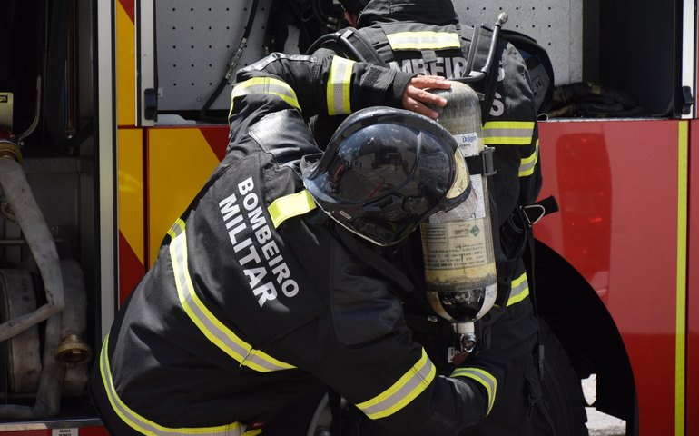 Bombeiros de Alagoas resgatam homem e animal de estimação após incêndio em Maceió