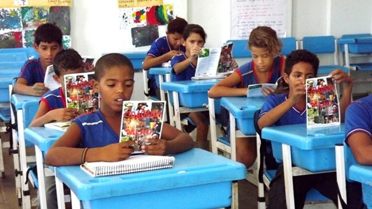 Cartilha Cidadania em Ação chega a mais uma escola da rede