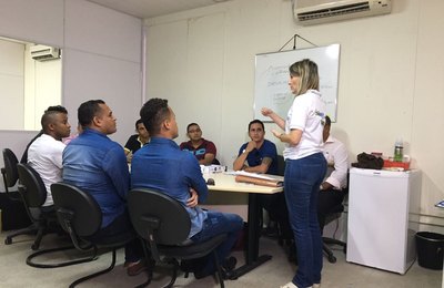 Sine orienta trabalhadores sobre currículos e postura profissional