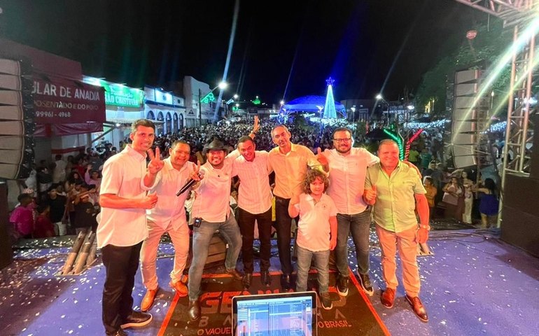 Anadienses e visitantes celebram chegada de Ano Novo com queima de fogos e shows