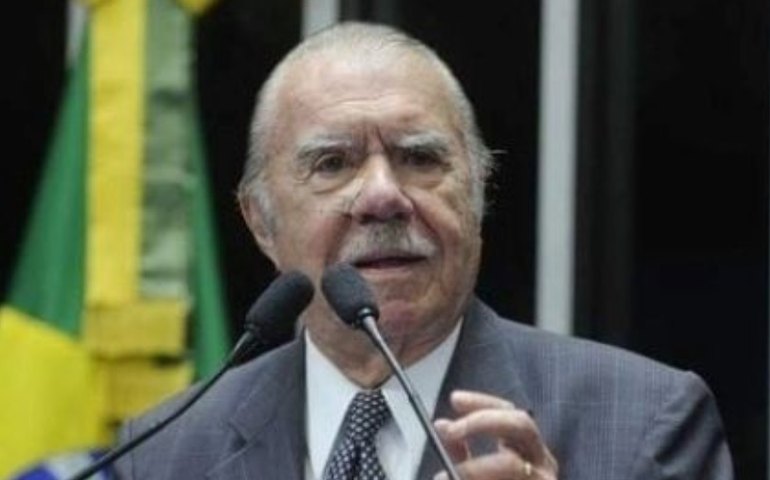 Ex-presidente José Sarney sofre queda em casa e é hospitalizado