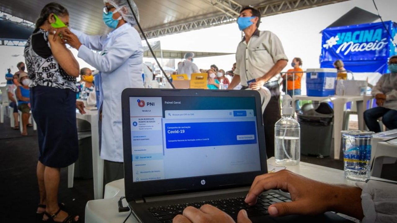 Maceió envia 98% de dados da vacinação em tempo real