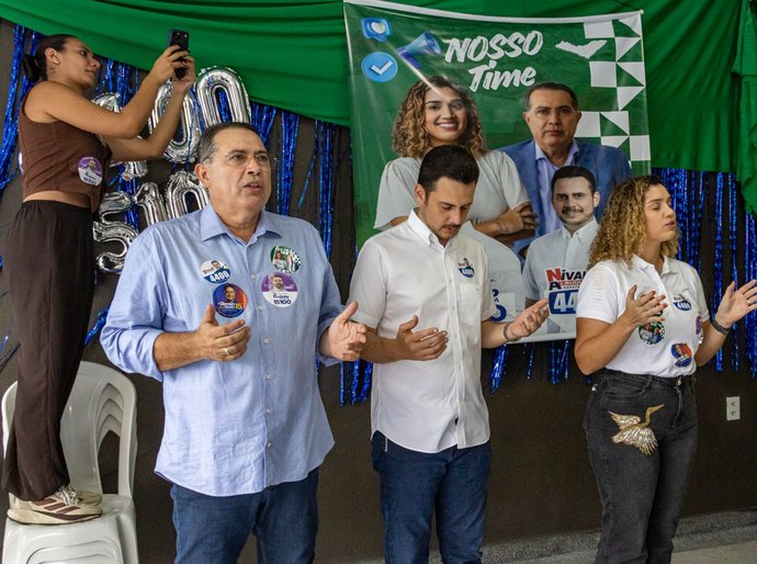 Adeilson e Helô Bezerra reúnem multidão em apoio a Nivaldo Albuquerque e Paulinho Mendonça