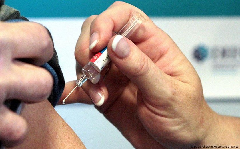 Como desinformação e grupos antivacina ameaçam combate à covid-19 no Brasil