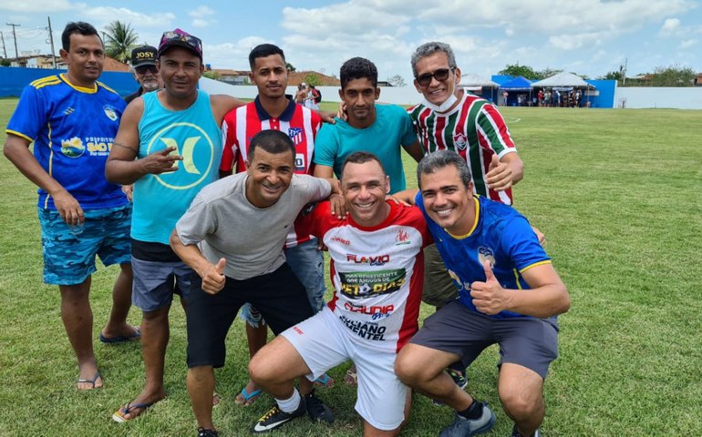Prefeito Klinger Quirino faz gol de voleio em jogo beneficente com estrelas do futebol