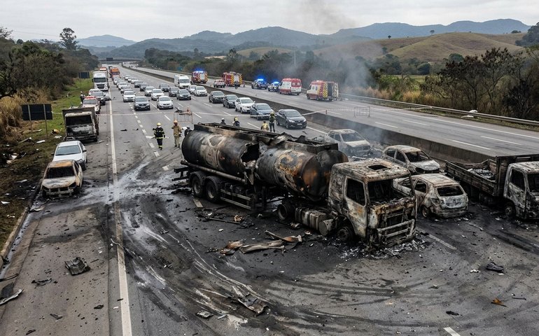 Explosão de caminhão-tanque na Via Dutra mata dois, destrói veículos e interdita estrada