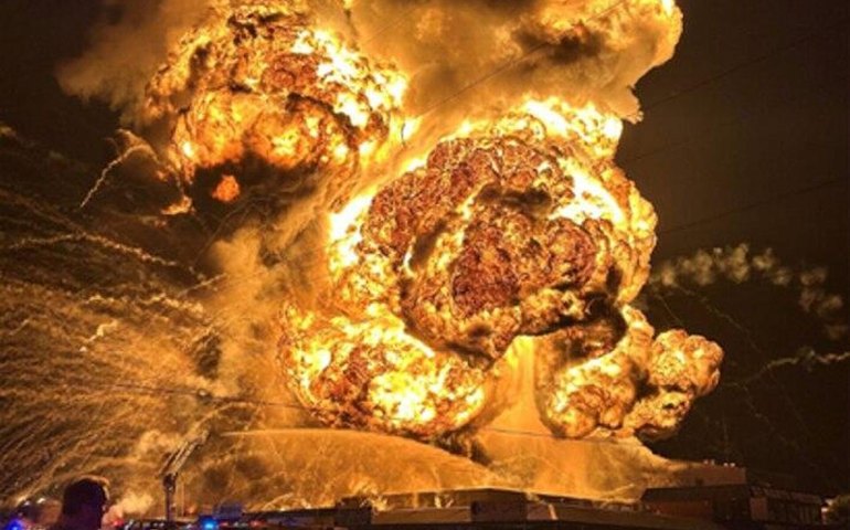 Explosão em fábrica de reciclagem provoca chamas de 150 metros e fere dois bombeiros em Sydney