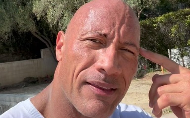 Homem é preso em SC por golpe usando perfis falsos do ator The Rock para enganar vítimas