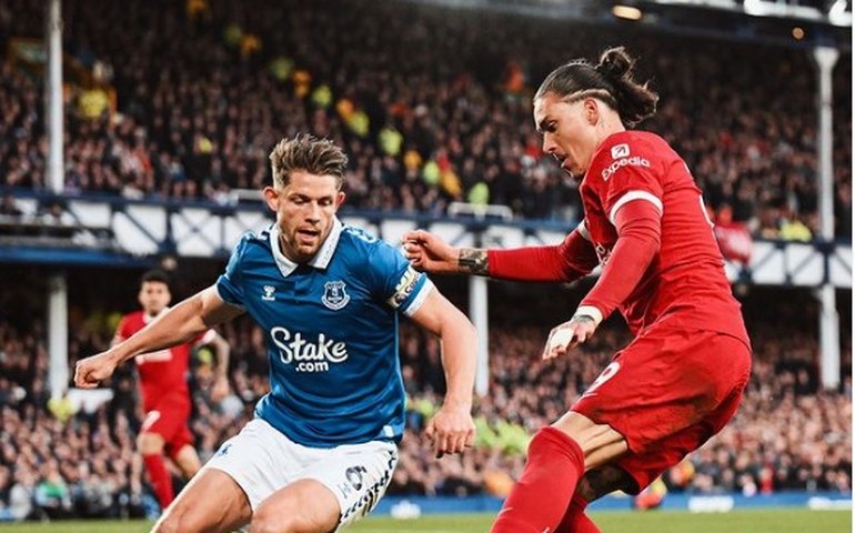 Liverpool perde o clássico na casa do Everton após 14 anos e se complica no Inglês