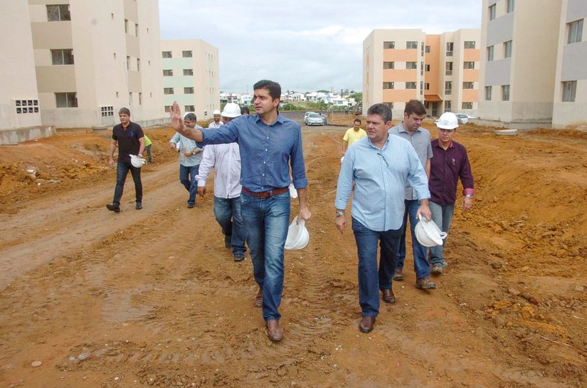 Rui Palmeira vistoria obras do Residencial Jorge Quintella