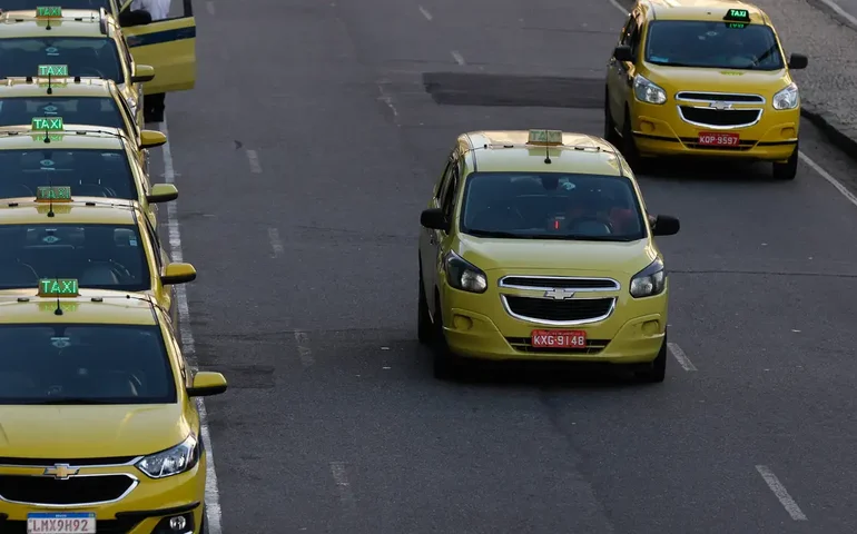 Bandeira 2 nos táxis do Rio é liberada sem restrição de horário durante todo o mês de dezembro