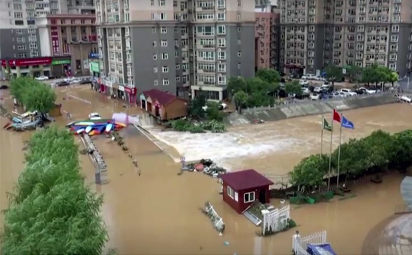 Chuvas torrenciais na China obrigam mais de 100 mil pessoas a deixarem suas casas