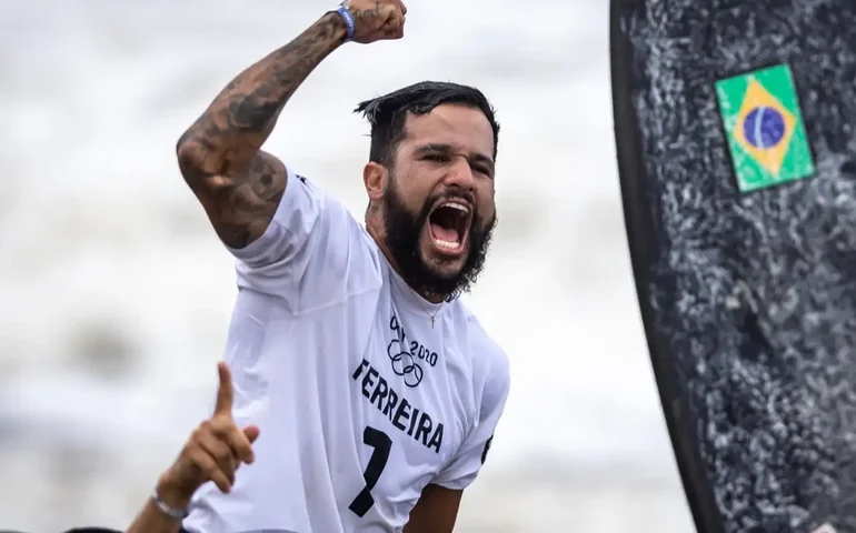 Italo Ferreira 'falha' em missão impossível e perde final para John John Florence na WSL Finals