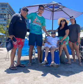 Após quatro anos, idosa volta a tomar banho de mar com apoio do Praia Acessível em Maceió