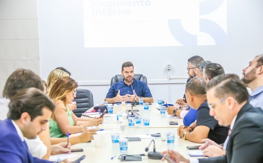Comissão apresenta aos vereadores documento base para atualização do regimento interno da Câmara