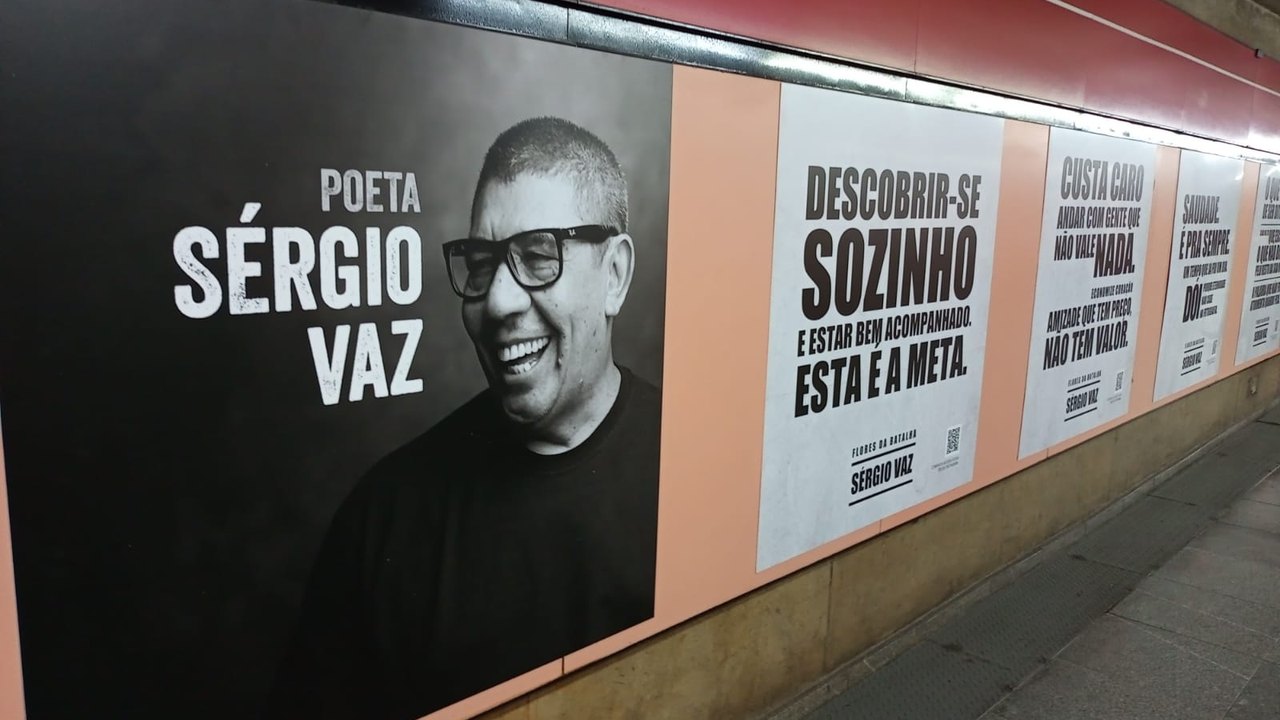 Versos do poeta Sérgio Vaz são espalhados pelas estações do metrô de São Paulo